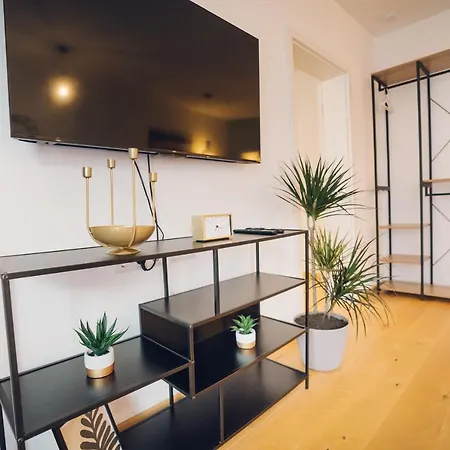 Apartment Immostay #3 - Mit Grossem Balkon, Parkplatz & Wlan- Naehe Zentrum *